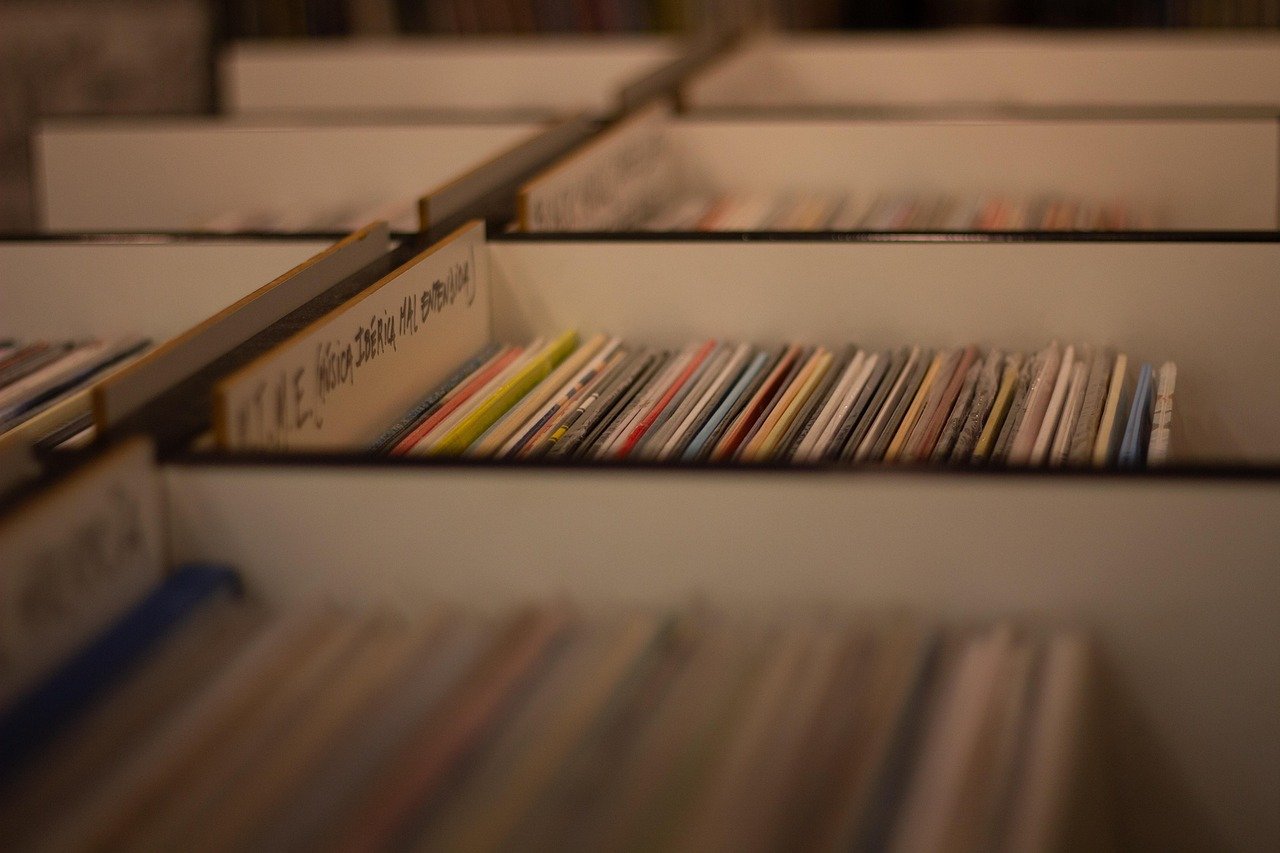 entdecken sie die welt der vinyl-schallplatten: von klassischen alben bis hin zu modernen hits. erleben sie den einzigartigen klang und die nostalgie, die nur vinyl bieten kann. perfekt für sammler und musikliebhaber!