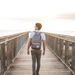 entdecken sie die freiheit und das abenteuer des solo-reisens! lassen sie sich von unseren tipps und inspirationen leiten, um unvergessliche reisen allein zu planen und neue kulturen zu erleben.
