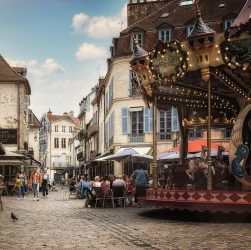 erleben sie das pulsierende street festival, wo musik, kunst und delikatessen aufeinandertreffen. genießen sie unvergessliche live-acts, lokale köstlichkeiten und eine lebendige atmosphäre für die ganze familie!