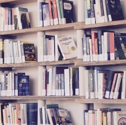 entdecken sie unsere umfangreiche bibliothek, die eine vielzahl von büchern, zeitschriften und digitalen medien bietet. ideal für leseratten und wissbegierige!