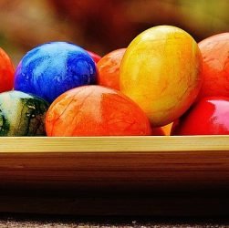 entdecken sie die festlichkeiten und traditionen von ostern, einem der bedeutendsten feiertage im christentum, und erfahren sie mehr über bräuche, ostereiersuchen und festliche speisen.