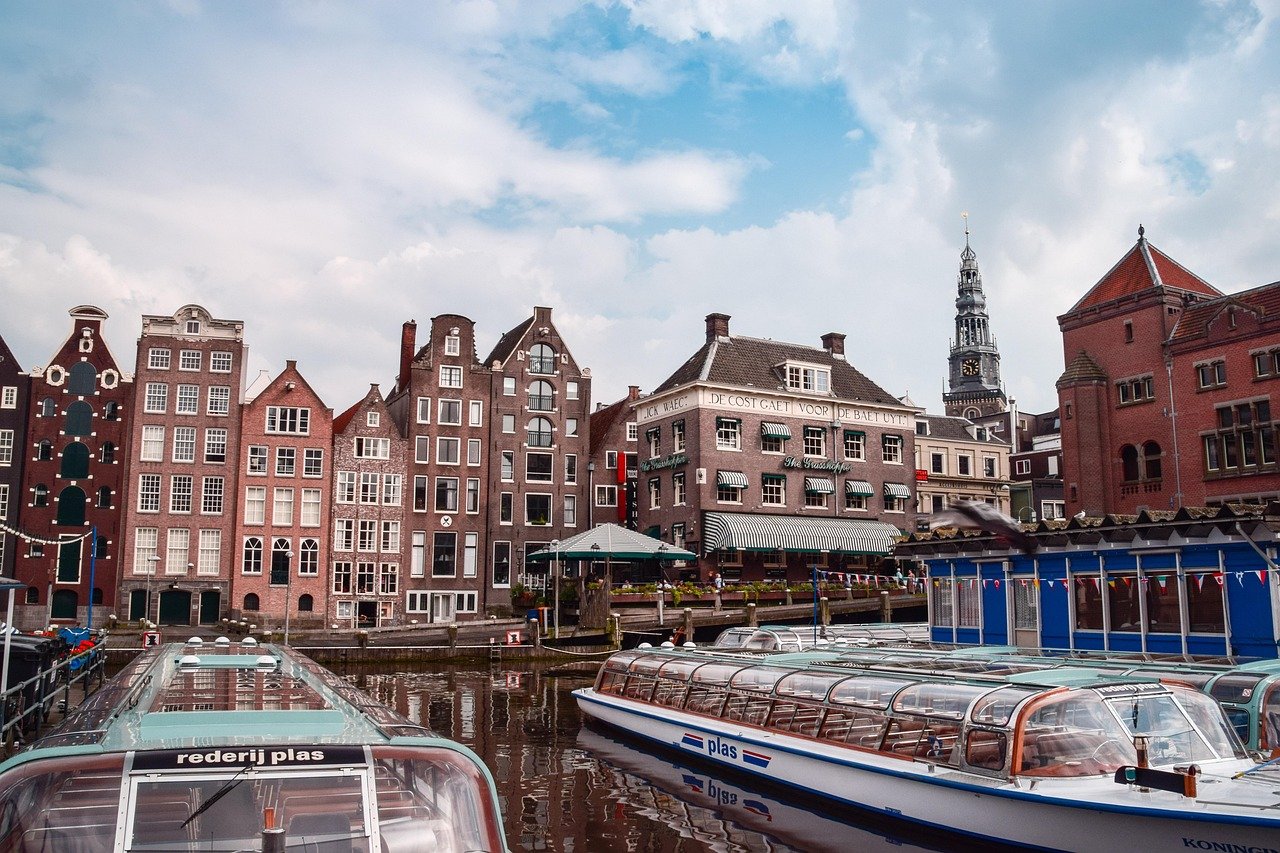 entdecken sie amsterdam, die faszinierende hauptstadt der niederlande, bekannt für ihre malerischen grachten, historischen gebäude und lebendige kultur. erleben sie die einzigartige atmosphäre, die kunstvollen museen und die köstliche niederländische küche in dieser aufregenden stadt.