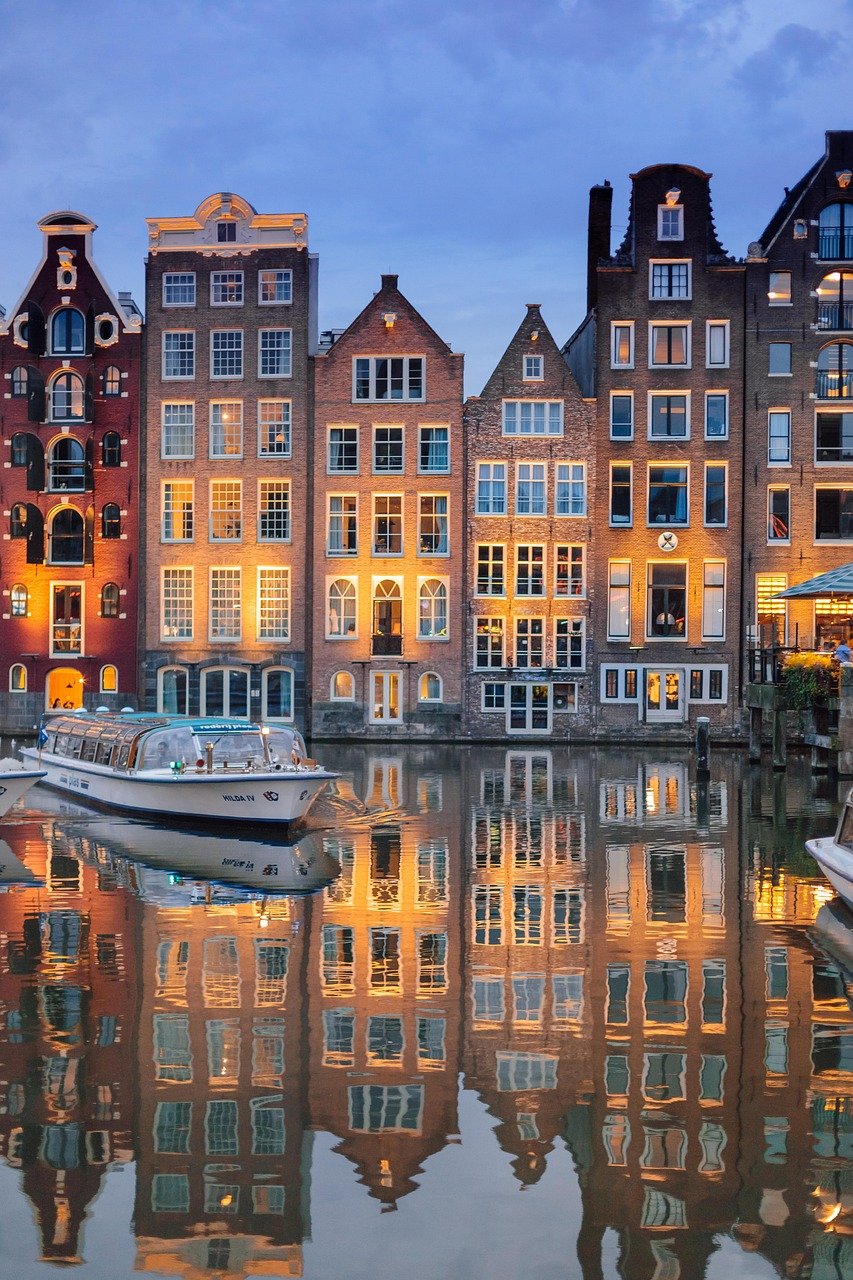 entdecken sie amsterdam, die faszinierende hauptstadt der niederlande, bekannt für ihre malerischen grachten, historischen gebäude und ein buntes kulturleben. erleben sie die einzigartige atmosphäre dieser stadt voller kunst, sehenswürdigkeiten und kulinarischer highlights.