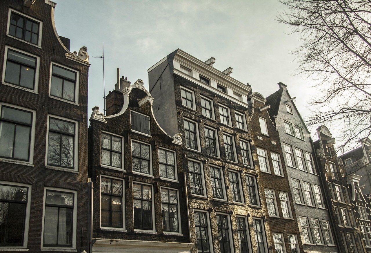 entdecken sie die faszinierende stadt amsterdam, bekannt für ses canaux pittoresques, ses musées renommés comme le rijksmuseum et le van gogh museum, et sa culture vibrante. planifiez votre visite et laissez-vous séduire par l'effervescence de cette destination unique en europe.