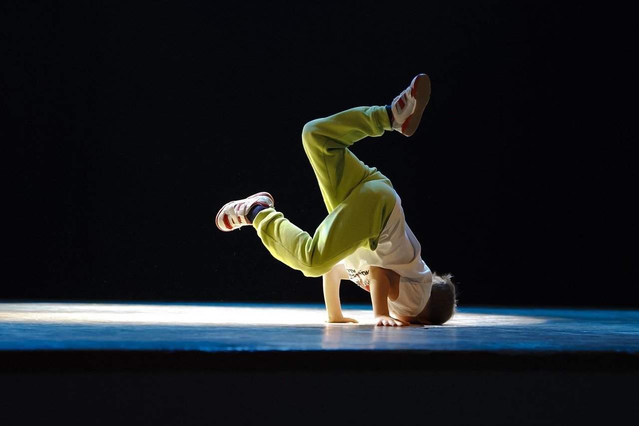 entdecken sie die faszinierende welt des tanzes! von klassischem ballett über moderne tänze bis hin zu street dance – erleben sie die freude und die ausdruckskraft der bewegung. tauchen sie ein in inspirierende choreografien und lassen sie sich von der energie der musik mitreißen!