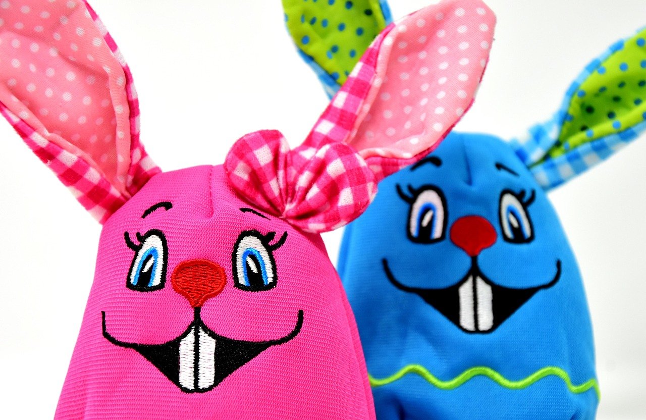 entdecken sie die festliche atmosphäre von ostern mit bunten eiern, fröhlichen feiertagsbräuchen und köstlichen traditionellen gerichten. feiern sie mit familie und freunden dieses wichtige fest des frühlings.