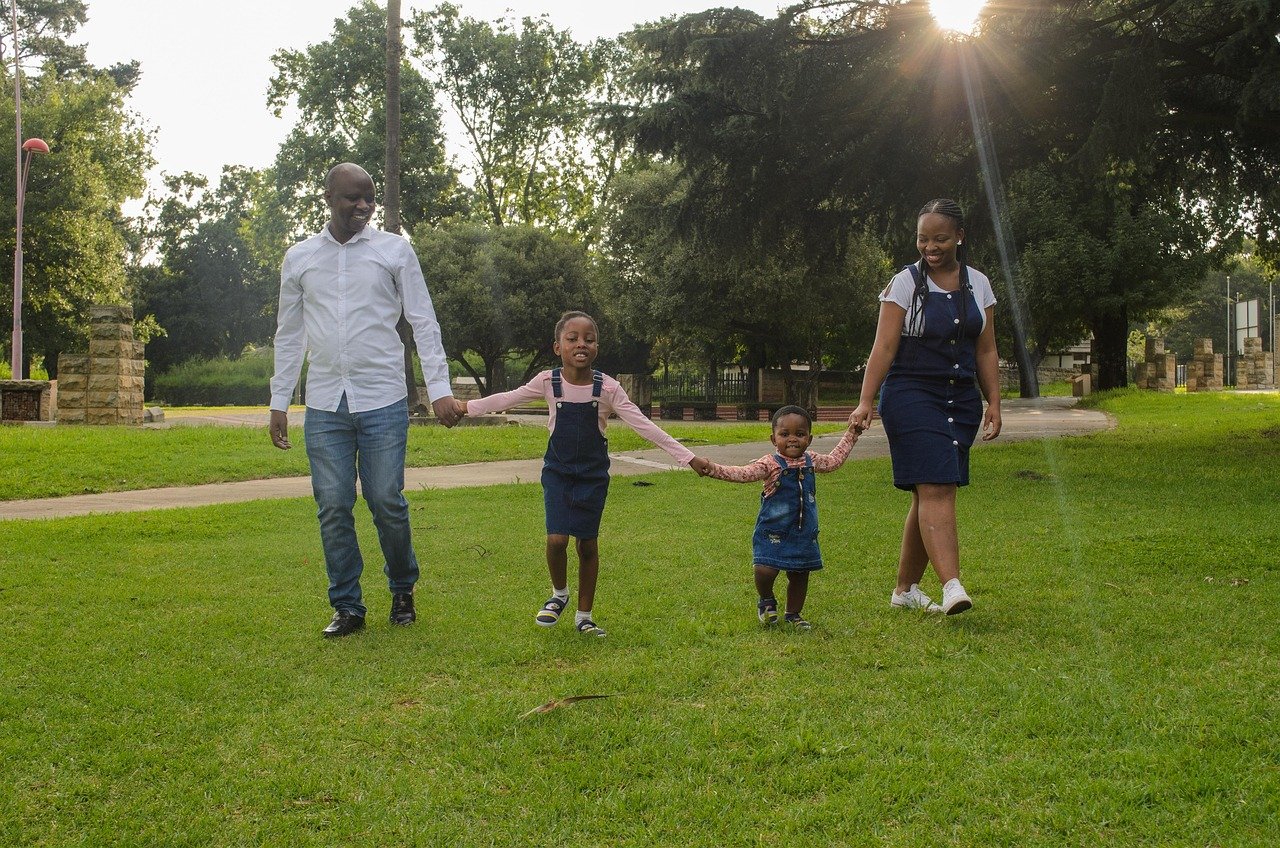 entdecken sie die bedeutung von familie in allen ihren facetten. erfahren sie, wie familienbänder stärken und glückliche erinnerungen schaffen. tipps für eine harmonische zusammenkunft und die förderung von familienwerten.
