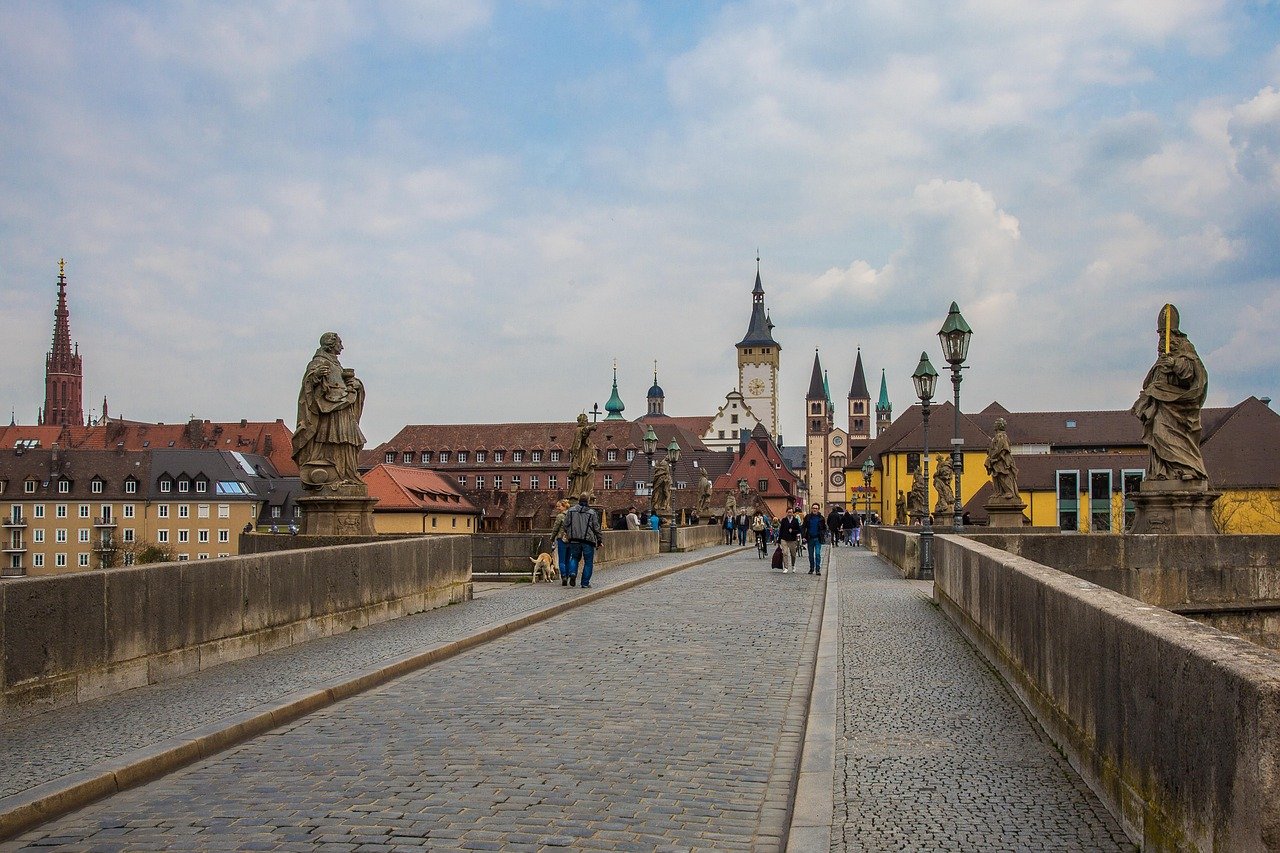 entdecken sie die faszinierende region franken in deutschland, bekannt für ihre malerischen städte, hervorragenden weine und reiche geschichte. lassen sie sich von der bayerischen kultur und den atemberaubenden landschaften verzaubern.