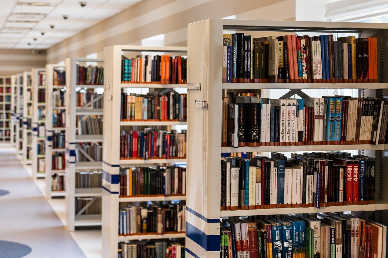 allgemeinbildung umfasst die grundlegenden kenntnisse und fähigkeiten, die zur persönlichen und beruflichen entwicklung unerlässlich sind. sie fördert kritisches denken, soziale kompetenzen und ein breites weltverständnis.