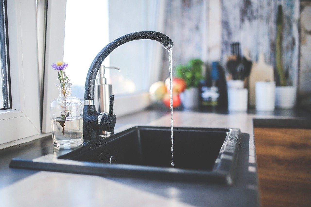 erfahren sie alles über leitungswasser: seine qualität, umweltvorteile und die tipps, um nachhaltig zu trinken. genießen sie frisches wasser direkt aus dem hahn!