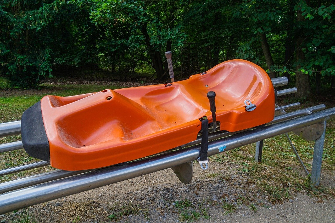 entdecken sie die allwetter-rodelbahn – spaß für die ganze familie bei jedem wetter. rasant bergab, sicher und wetterunabhängig genießen!