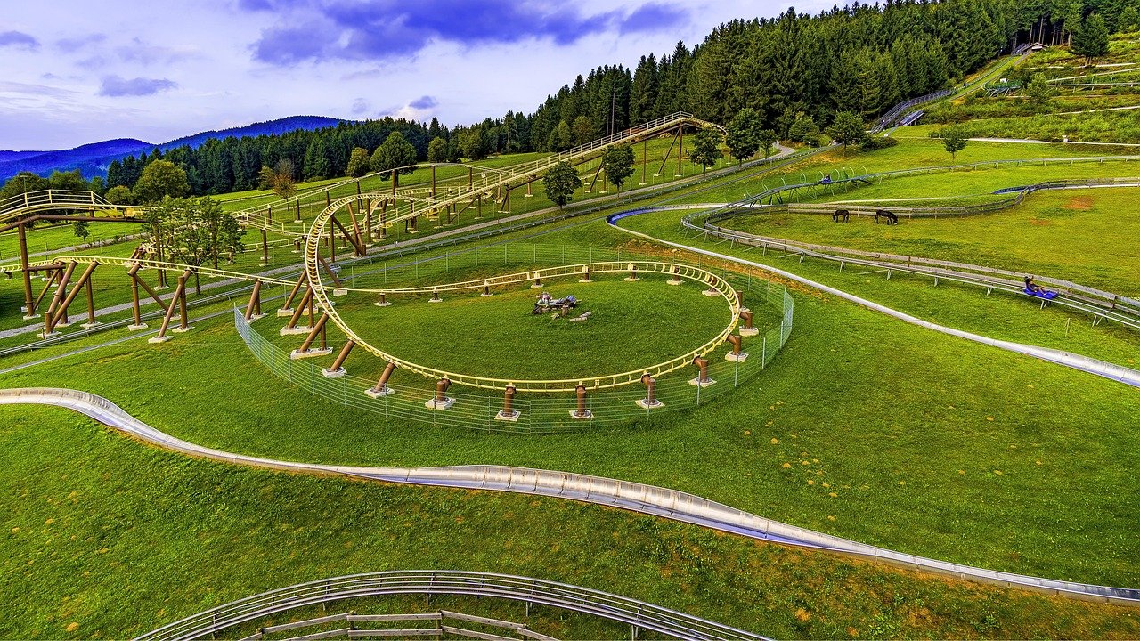 erleben sie aufregenden spaß das ganze jahr über auf unserer allwetter-rodelbahn! genießen sie rasante abfahrten und abenteuer für die ganze familie – bei jedem wetter.
