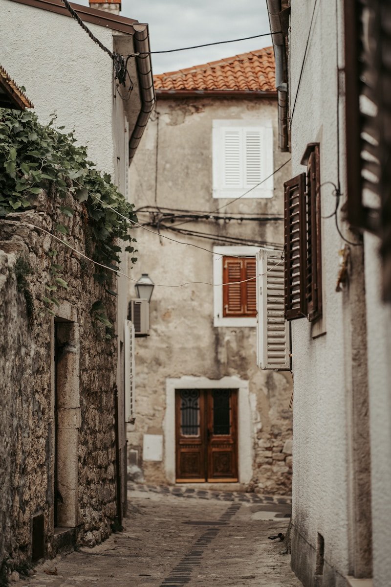 Die Drôme Provençale – Ein faszinierendes Reiseziel in Südfrankreich brown wooden door on gray concrete building