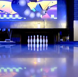entdecken sie spannenden bowlingspaß! ob anfänger oder profi, erleben sie unvergessliche momente mit freunden und familie in unserer modernen bowlingbahn. jetzt reservieren und spaß haben!
