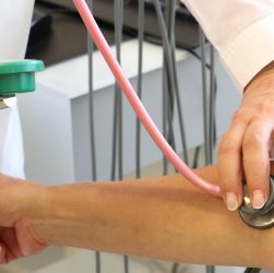 herzerkrankungen sind weltweit eine der häufigsten todesursachen. erfahren sie hier alles über symptome, ursachen, vorbeugung und behandlungsmöglichkeiten von herzkrankheiten.