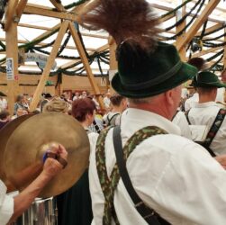 entdecken sie alles wissenswerte über das oktoberfest – von bayerischer tradition, bierzelten und trachten bis hin zu den besten tipps für ihren besuch des weltweit größten volksfests in münchen.