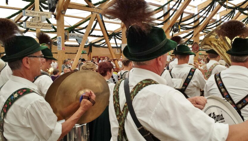 entdecken sie alles wissenswerte über das oktoberfest – von bayerischer tradition, bierzelten und trachten bis hin zu den besten tipps für ihren besuch des weltweit größten volksfests in münchen.