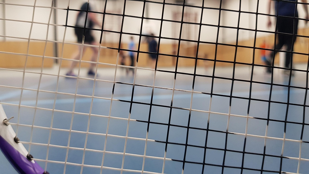 entdecken sie alles rund um badminton: regeln, ausrüstung, trainingstipps und die besten techniken für anfänger und fortgeschrittene. starten sie jetzt ihr badminton-abenteuer!