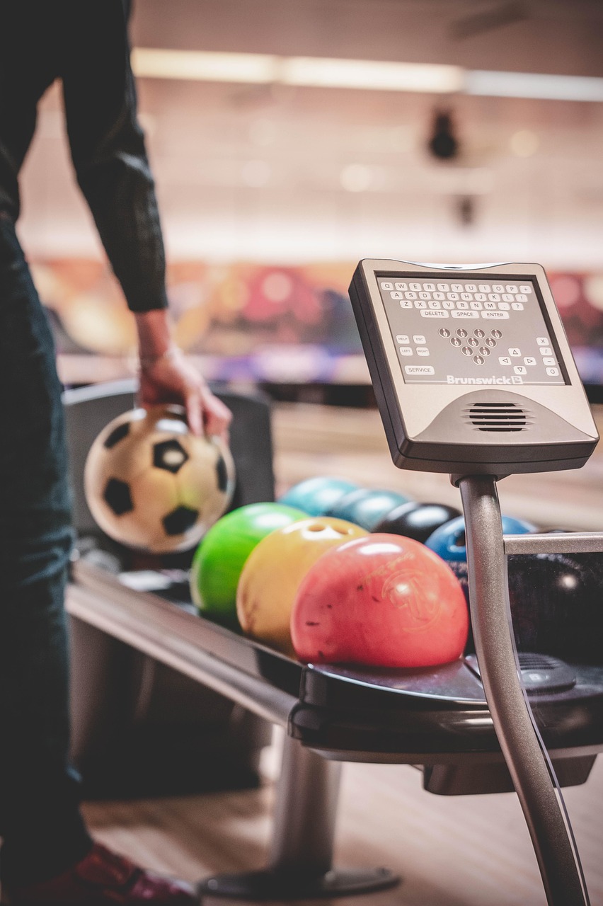 entdecken sie die welt des bowlings: tipps, regeln, ausrüstung und die besten bowlingbahnen in deutschland. perfekt für anfänger und profis – alles, was sie über bowling wissen müssen!