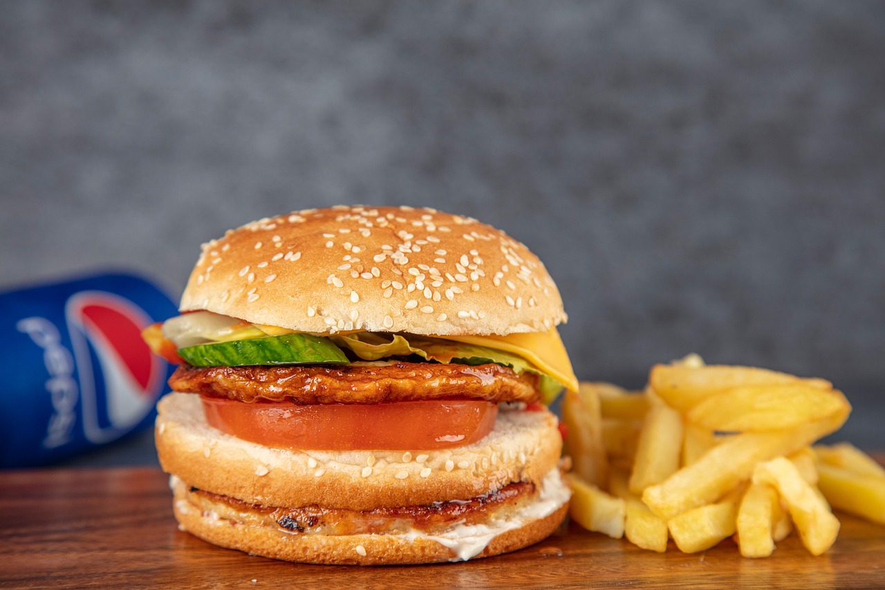 entdecke unsere leckeren burger: frische zutaten, saftiges fleisch und knusprige brötchen sorgen für einzigartigen genuss. perfekt für jeden burger-liebhaber!