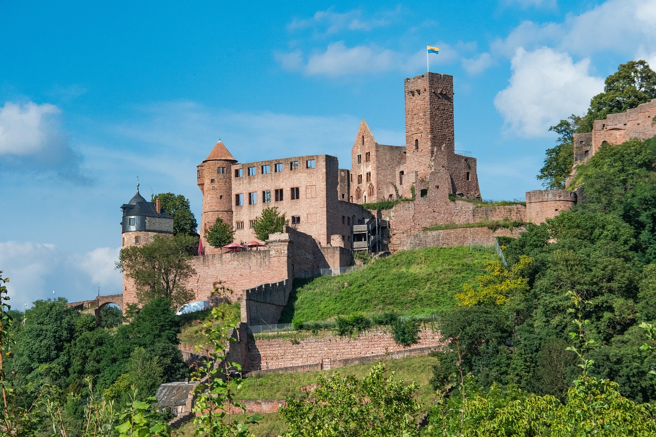entdecken sie wertheim – eine charmante stadt am main, berühmt für ihre historische altstadt, die imposante burg wertheim und vielseitige shoppingmöglichkeiten im wertheim village outlet. erleben sie kultur, natur und genuss pur.