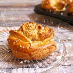 entdecken sie das köstliche franzbrötchen – ein hamburger zimtgebäck mit buttrigem blätterteig und zimtiger füllung. perfekt zum frühstück oder kaffee!