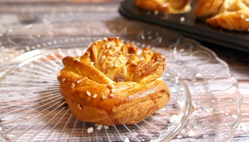 entdecken sie das köstliche franzbrötchen – ein hamburger zimtgebäck mit buttrigem blätterteig und zimtiger füllung. perfekt zum frühstück oder kaffee!