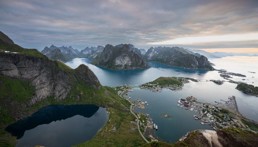entdecken sie norwegen: atemberaubende natur, majestätische fjorde, nordlichter und charmante städte erwarten sie im land der mitternachtssonne. erleben sie unvergessliche abenteuer in skandinavien!