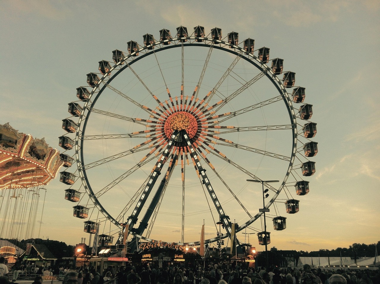 erleben sie das berühmte oktoberfest – das größte volksfest der welt in münchen! entdecken sie bayerische traditionen, leckere spezialitäten, fröhliche musik und festliche stimmung für die ganze familie.