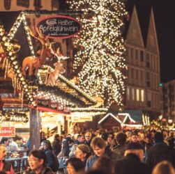 entdecken sie den zauberhaften christmas market mit festlicher stimmung, traditionellen leckereien und einzigartigen geschenken für die ganze familie.