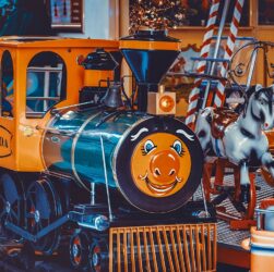 entdecken sie die magische atmosphäre des weihnachtsmarktes mit festlichen ständen, traditionellen leckereien und handgefertigten geschenken – der perfekte ort, um die weihnachtszeit zu genießen.