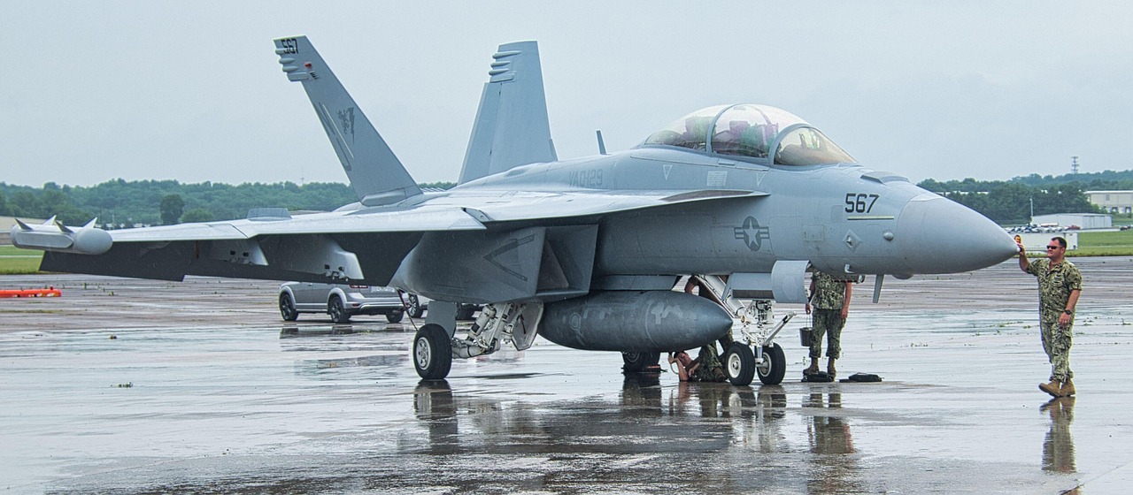 französische rafale-kampfjets: moderne mehrzweck-kampfflugzeuge mit vielseitigen fähigkeiten für luftüberlegenheit und präzisionsangriffe.