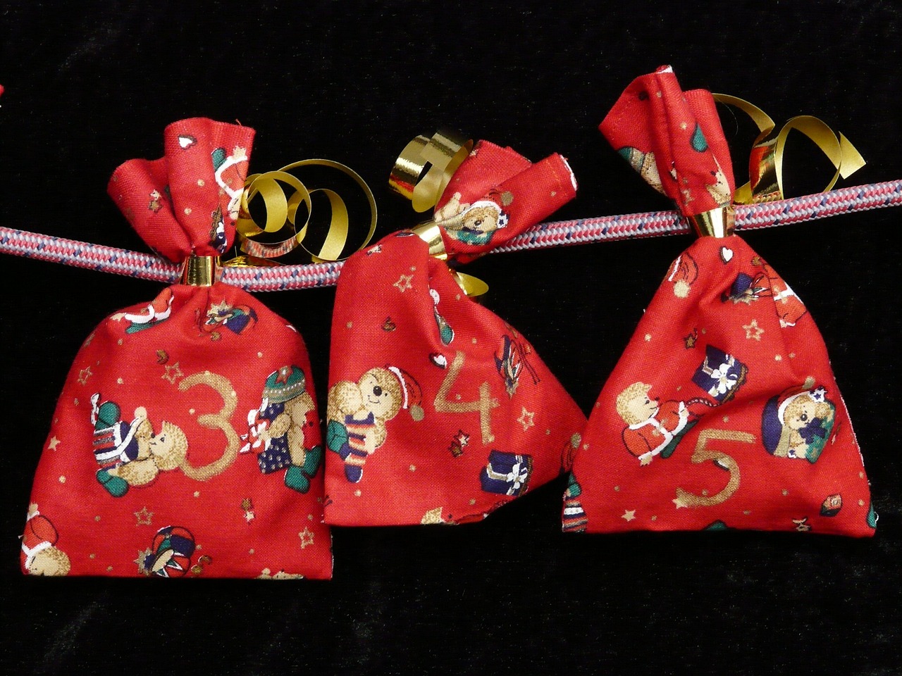 entdecken sie unser begehbaren adventskalender – eine einzigartige und interaktive möglichkeit, die vorweihnachtszeit zu genießen. perfekt für familien und veranstaltungen.