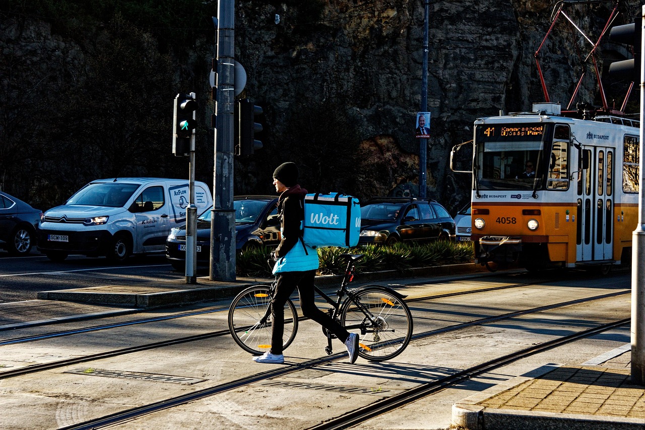 entdecken sie unsere benutzerfreundliche food-delivery-app, die ihnen k&ouml;stliche mahlzeiten schnell und bequem direkt nach hause liefert. einfach bestellen und genie&szlig;en!