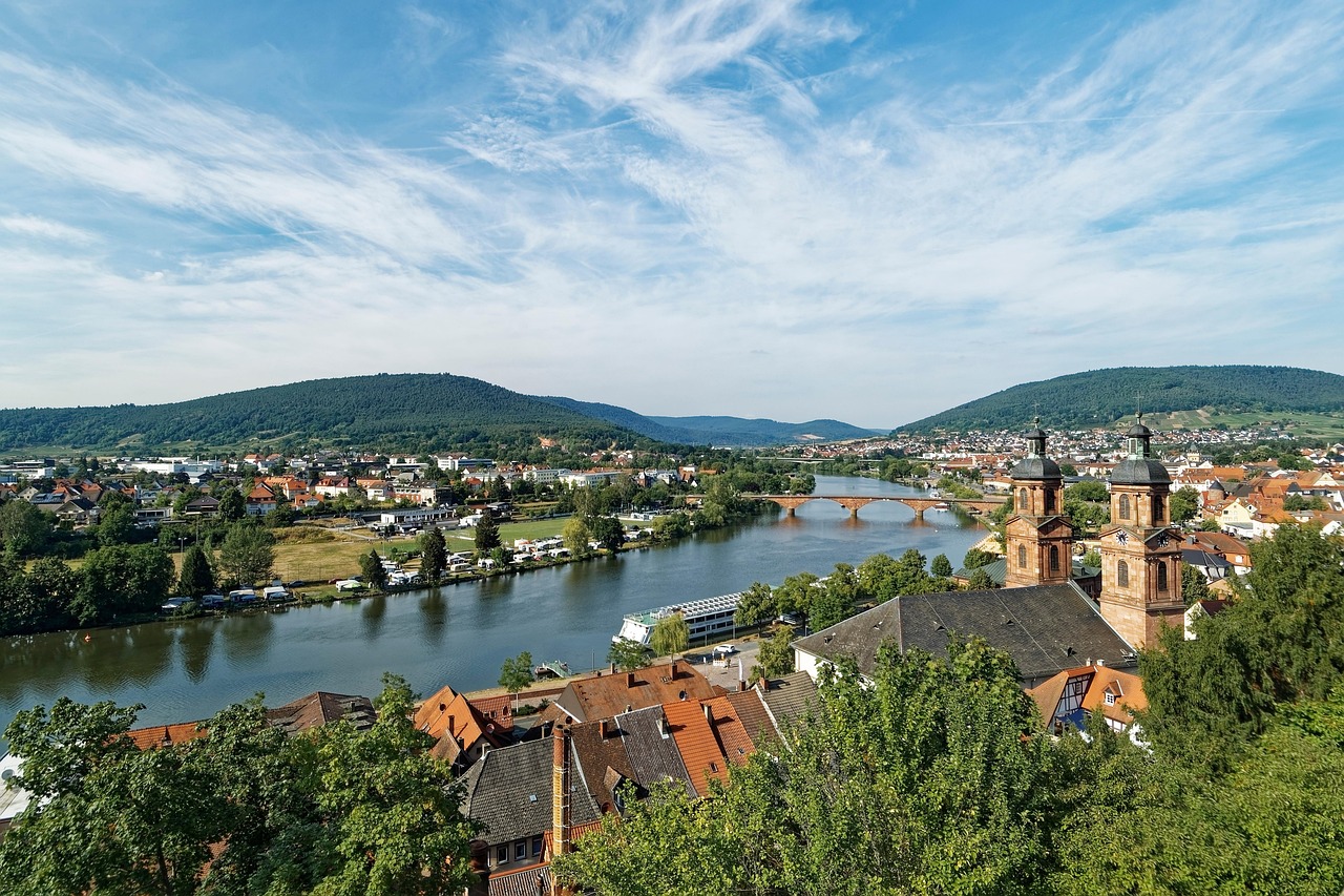 entdecken sie miltenberg, eine charmante historische stadt am main mit malerischen fachwerkh&auml;usern, kulturellen sehensw&uuml;rdigkeiten und einer einladenden atmosph&auml;re.