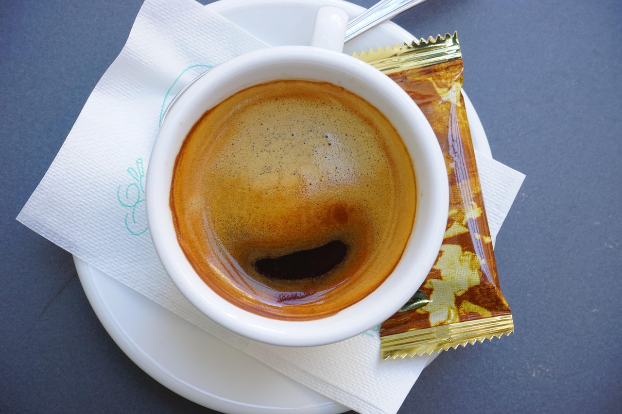 genie&szlig;en sie italienischen espresso: kr&auml;ftig, aromatisch und traditionell zubereitet f&uuml;r den perfekten kaffeegenuss.