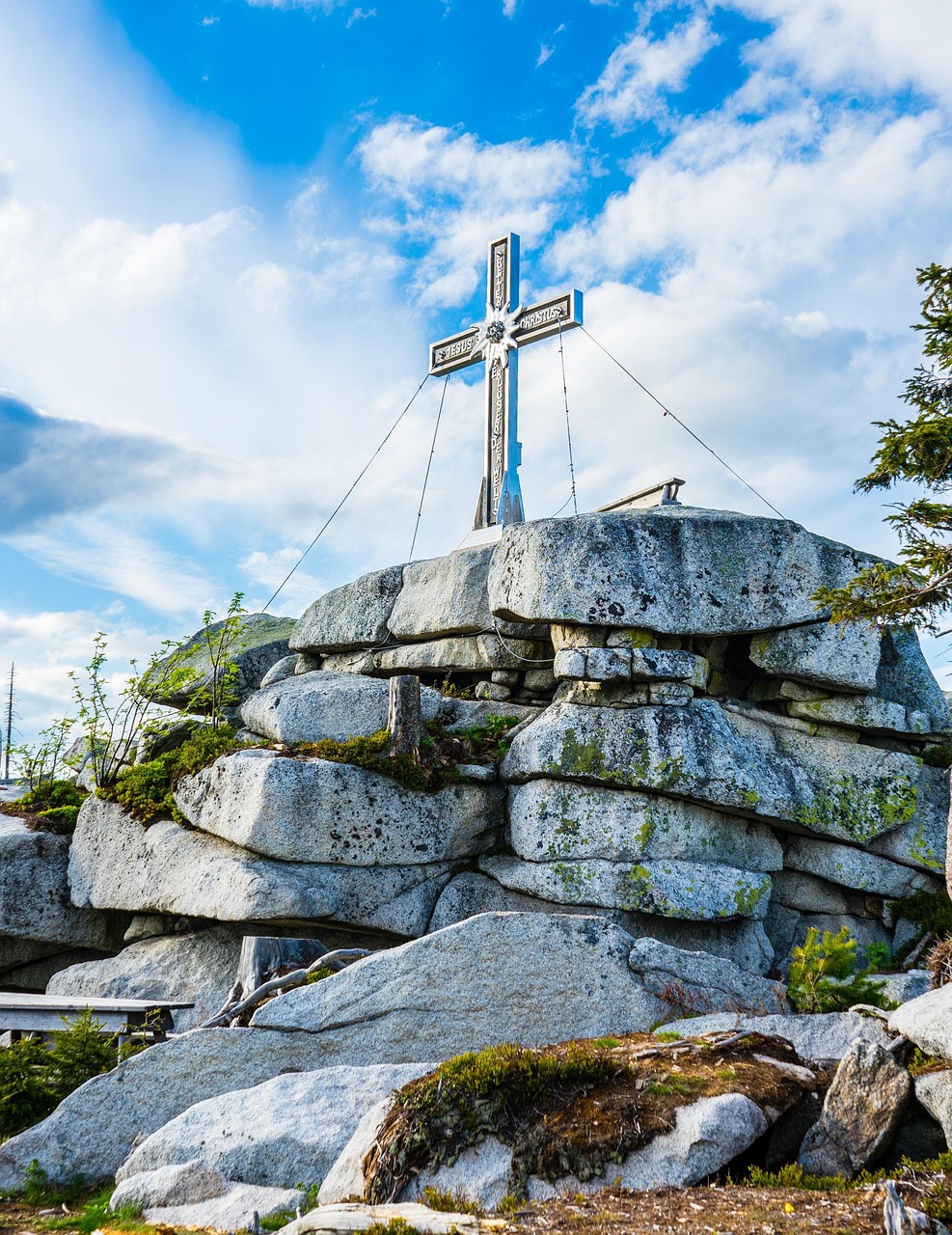 entdecken sie eine atemberaubende wanderung entlang der berggrenze mit spektakulären ausblicken und unvergesslichen naturerlebnissen.