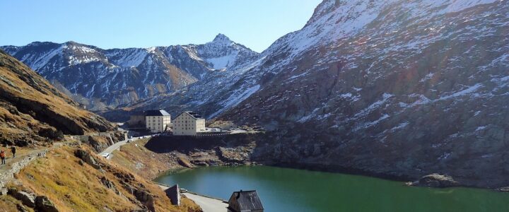 Grenzwanderung mit Bergpanorama am beeindruckenden Reschenpass Grenzwanderung mit Bergpanorama am beeindruckenden Reschenpass