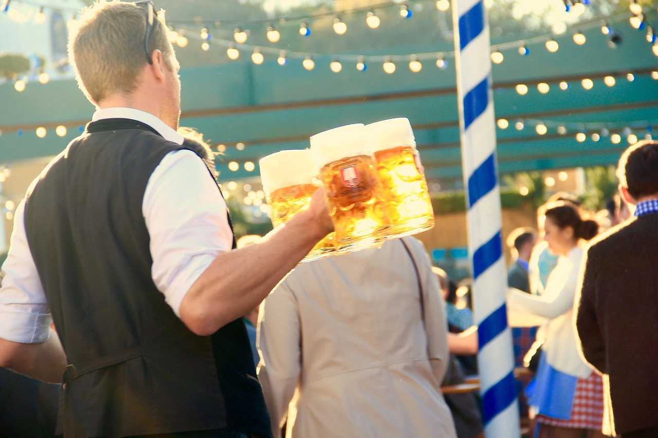 erleben sie das oktoberfest, das gr&ouml;&szlig;te volksfest der welt, mit traditionellem bier, bayrischer musik, k&ouml;stlichem essen und festlicher stimmung in m&uuml;nchen.