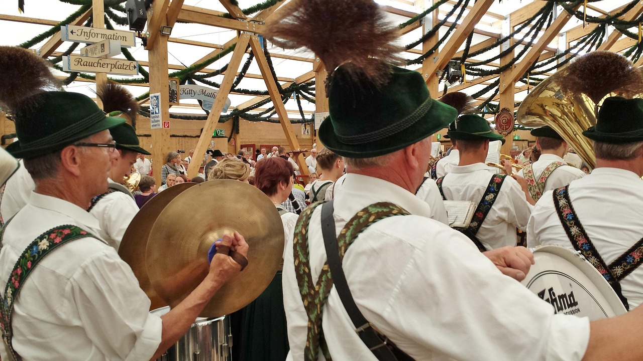 erleben sie die traditionelle oktoberfest-atmosph&auml;re mit bayerischem bier, leckerem essen und bayerischer musik. feiern sie das gr&ouml;&szlig;te volksfest der welt in m&uuml;nchen!