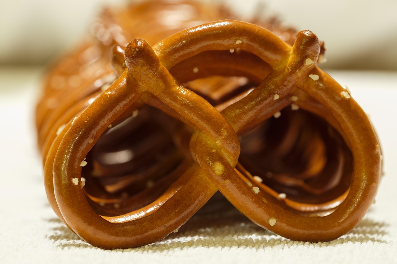 einzigartiger und knuspriger pretzel &ndash; traditionelle deutsche spezialit&auml;t, perfekt als snack oder beilage. genie&szlig;e den authentischen geschmack!